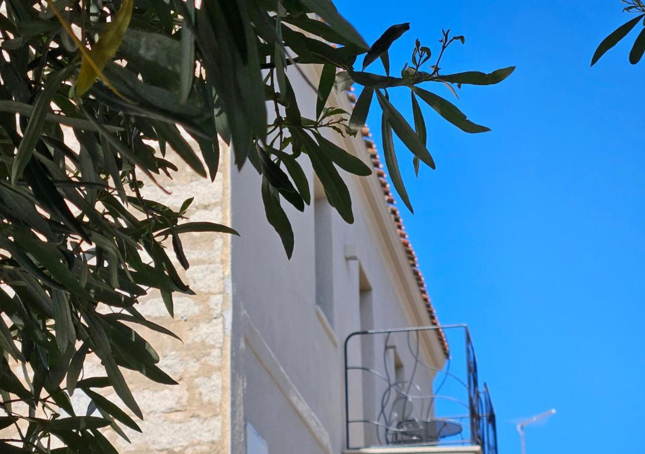 Rayuela Suites San Pantaleo Ngoại thất bức ảnh